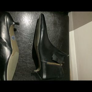 Merumote woman’s black leather ankle boots